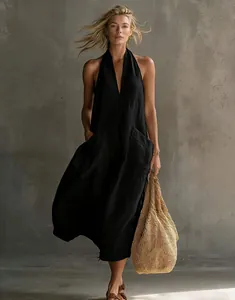 Détail d'une robe midi noire à col en V et dos nu avec poches pour un look de vacances