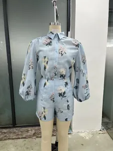 Dettaglio del set due pezzi moda casual con camicetta e pantaloncini a stampa floreale