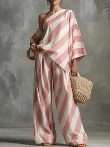 Vollansicht eines schicken Vintage-Sets aus rosa gestreiftem schulterfreiem Top und weiter Hose