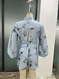 Vista posteriore dettagliata di un set camicia e pantaloncini con stampa floreale su manichino
