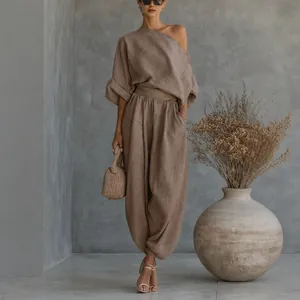 Elegante conjunto de lino de dos piezas con top asimétrico y pantalones tipo bombacho.