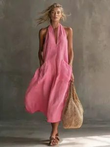 Vue complète d'une robe midi licou rose avec col en V et grandes poches plaquées style vacances