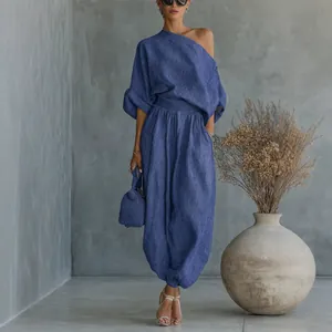 Elegante conjunto de lino azul con top de un hombro y pantalones harén sueltos