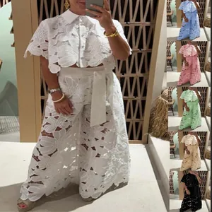 Détail de l'ensemble 2 pièces en dentelle avec haut boutonné et pantalon large multicolore.