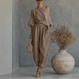 Elegante conjunto de lino de dos piezas con top asimétrico y pantalón bombacho de playa
