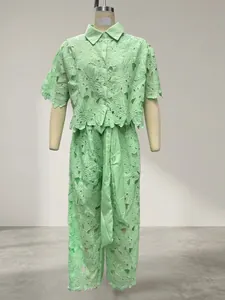 Ensemble deux pièces en dentelle florale vert clair avec chemise et pantalon large
