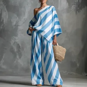 Modisches zweiteiliges Set für Damen mit blau-weiß gestreiftem One-Shoulder-Oberteil und weiter Hose
