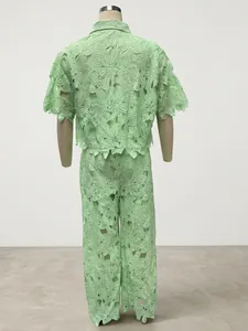 Vue rapprochée détaillée du motif complexe en dentelle vert clair de cet ensemble