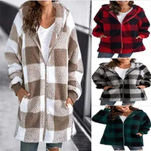 Detalle de los colores de las chaquetas con capucha de forro polar a cuadros para mujer
