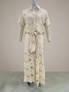 Détail macro d'un ensemble deux pièces en dentelle ajourée avec chemise et pantalon