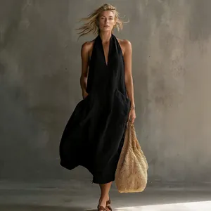 Robe mi-longue noire à col en V avec poches pour un style de vacances vintage élégant.