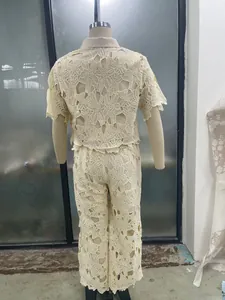 Vue arrière de l'ensemble deux pièces en dentelle crème avec haut ajouré et pantalon large