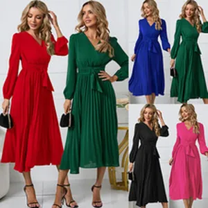 Vista detallada de elegantes vestidos midi plisados con cuello en V y manga larga en varios colores