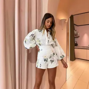 Elegante completo estivo a due pezzi con camicia a fiori e pantaloncini a vita alta