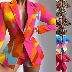 Vue détaillée montrant diverses couleurs et motifs de l'ensemble blazer et short