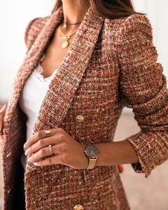 Detaillierte Nahaufnahme eines schmal geschnittenen Tweed-Blazers mit Goldknöpfen