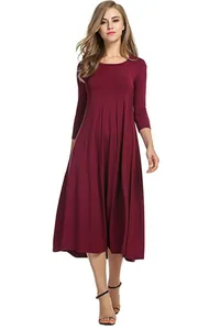 Robe bordeaux élégante à manches longues avec une jupe évasée plissée style chic.