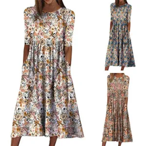 Detailansicht des eleganten Blumendrucks und der plissierten A-Linien-Silhouette.