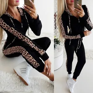 Tuta sportiva da donna nera con inserti leopardati su maniche e lati