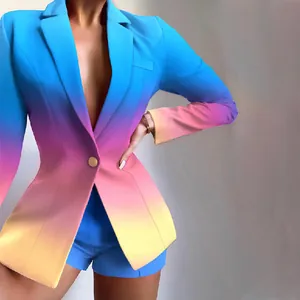 Vue détaillée d'un tailleur dégradé pour femme montrant la coupe ajustée et les couleurs