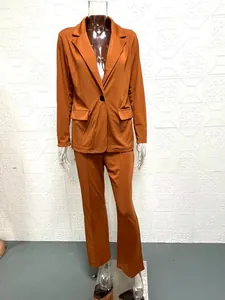 Elegante traje de dos piezas para mujer naranja quemado con blazer de solapa y pantalón