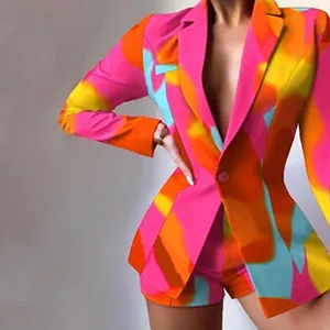 Detailansicht eines lebhaften mehrfarbigen abstrakten Print-Blazers und passender Shorts für Damen