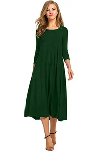 Vue détaillée d'une robe élégante vert foncé à manches longues avec un grand ourlet.