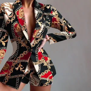 Détail de l'ensemble blazer cintré et short pour femme avec imprimé chaîne baroque dorée
