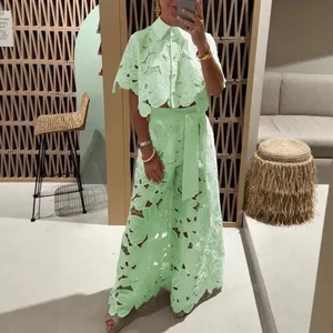 Ensemble deux pièces femme en dentelle fleurie vert menthe avec haut et pantalon