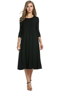 Robe midi noire élégante à manches longues avec une jupe plissée fluide et évasée