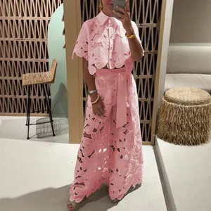 Ensemble chic deux pièces rose en dentelle ajourée avec haut et pantalon large