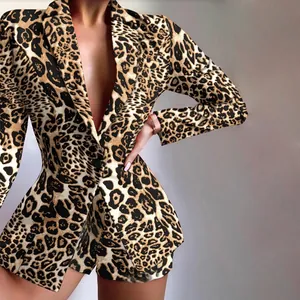 Vue détaillée d'un ensemble chic pour femme avec blazer et short à imprimé léopard