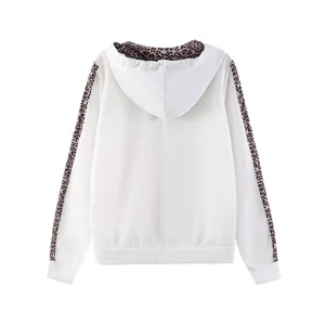 Vista posteriore di una felpa con cappuccio bianca da donna con stampa leopardata interna.