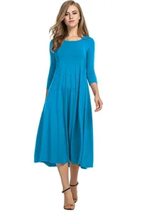 Vue complète élégante d'une robe midi évasée bleu turquoise unie sur un mannequin blond
