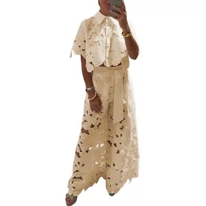 Élégant ensemble deux pièces blanc ajouré avec chemise et pantalon à jambes larges