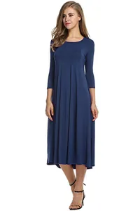 Vue complète d'une robe mi-longue bleu marine avec plis élégants et col rond chic.