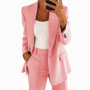 Detalle del conjunto de blazer rosa para oficina con solapa muescada y corte slim.