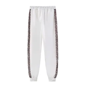Pantaloni jogger bianchi con strisce laterali leopardate e comodo elastico in vita