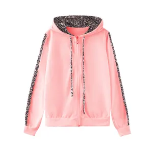 Dettaglio felpa con cappuccio rosa e strisce leopardate sulle maniche e fodera interna.