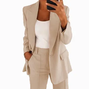Detalle de un traje de chaqueta beige para mujer con solapa para ropa de oficina elegante