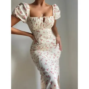 Elegante abito midi con stampa floreale crema, maniche a sbuffo e spacco laterale chic