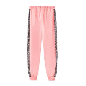 Vista dettagliata dei pantaloni da jogging rosa con strisce laterali leopardate