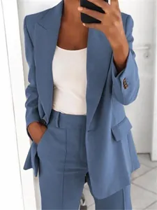 Elegante conjunto de blazer azul claro para mujer con solapa ajustada para oficina.