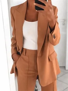 Elegante conjunto de traje blazer para mujer en color camel para oficina y estilo.