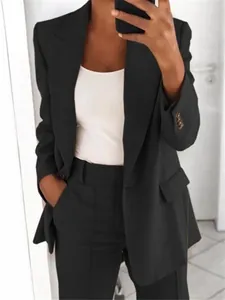 Chaqueta americana negra ajustada para mujer con cuello de solapa para la oficina