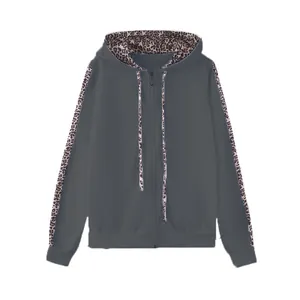 Dettaglio felpa con cappuccio grigio scuro con fodera e strisce leopardate sulle maniche