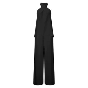 Dettaglio del set due pezzi nero con top all'americana senza maniche e pantaloni larghi.