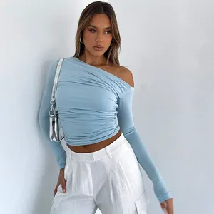Nahaufnahme eines hellblauen gerafften One-Shoulder-Crop-Tops mit langen Ärmeln