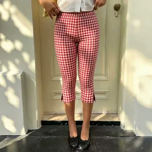 Pantaloni Capri a quadretti vichy rosso e bianco stile Y2K con spacco laterale