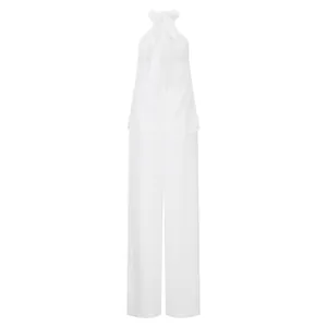 Dettaglio del completo bianco con top all'americana e pantaloni larghi coordinati